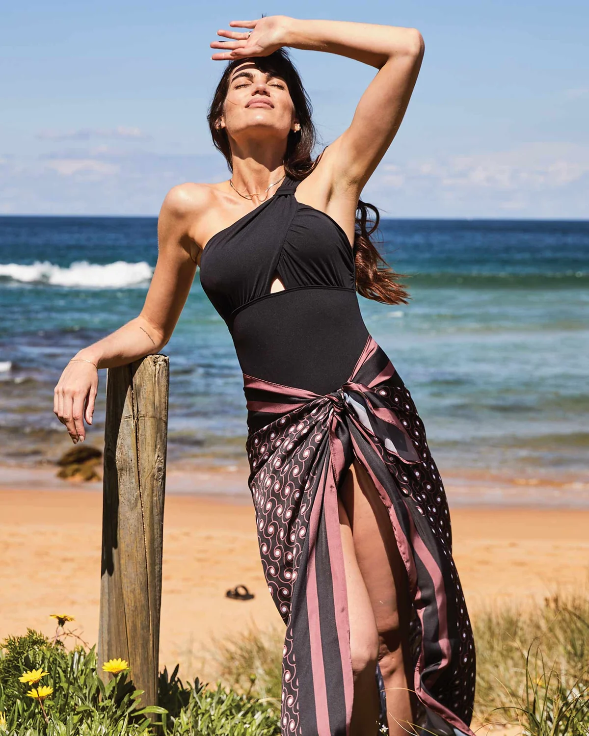 Model in Badeanzug von Contessa Volpi am Strand